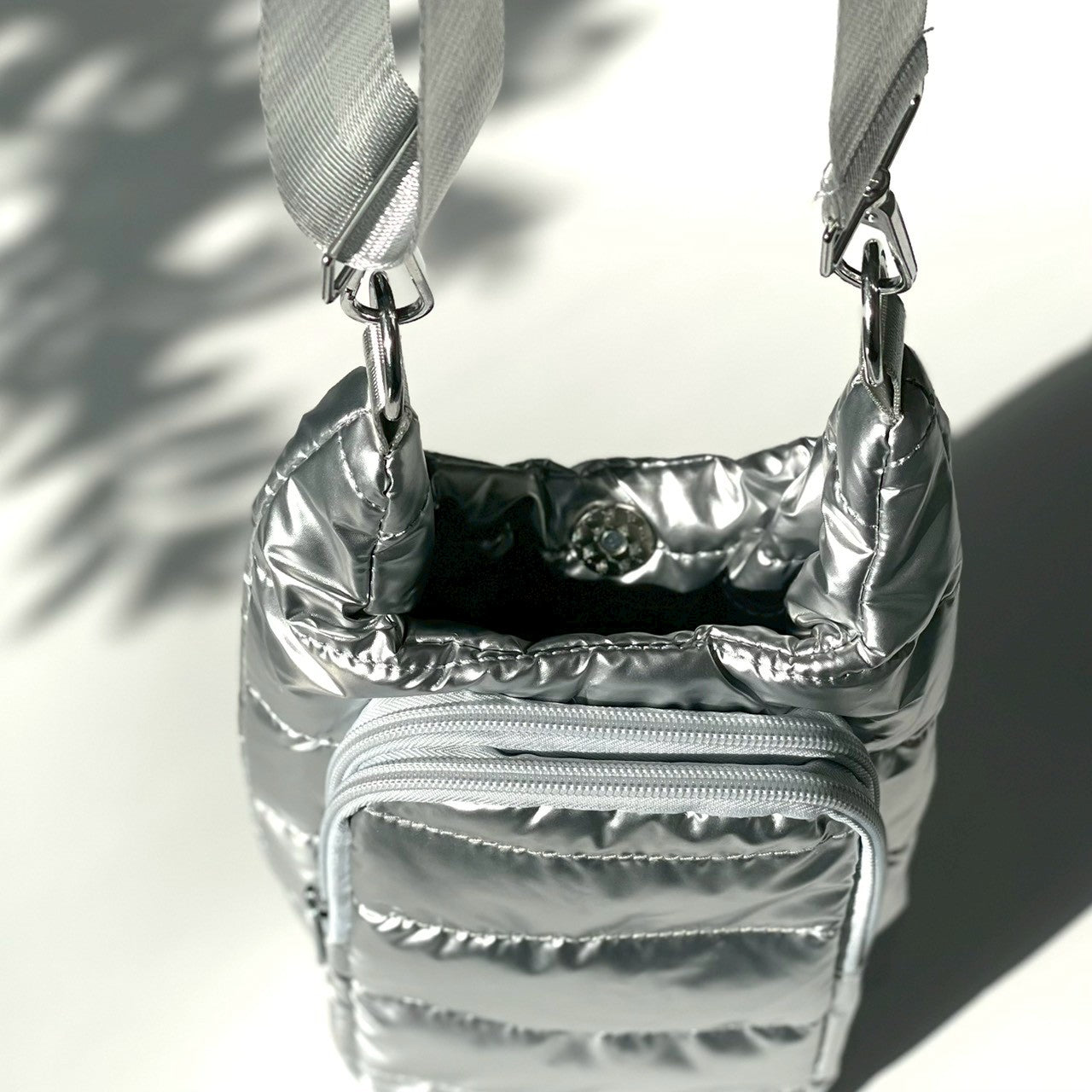 ダウンボトルポーチ シルバー ファッション雑貨 株式会社ソイズ